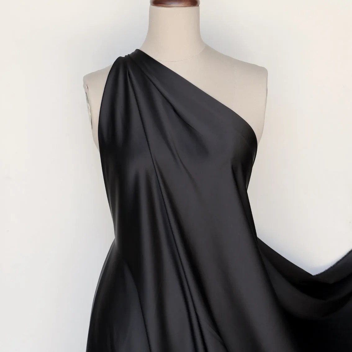 Perla Black Stretch Lining