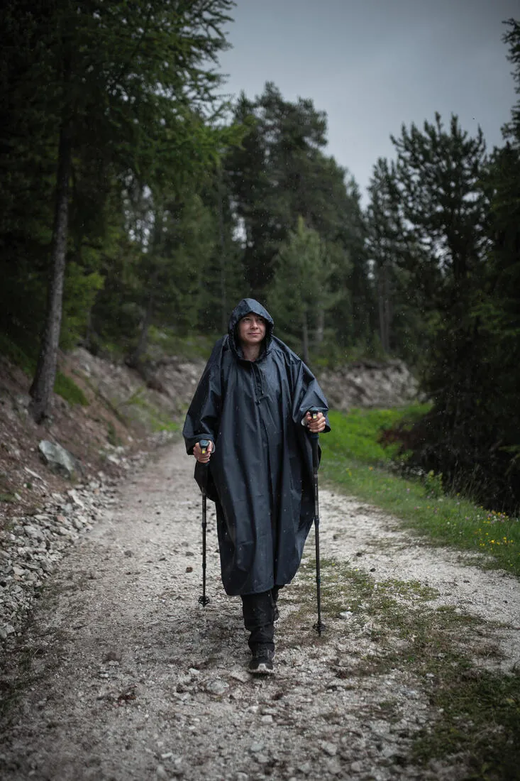 Poncho impermeable montaña y trekking máx. 30 litros Adulto Forclaz Trek 100